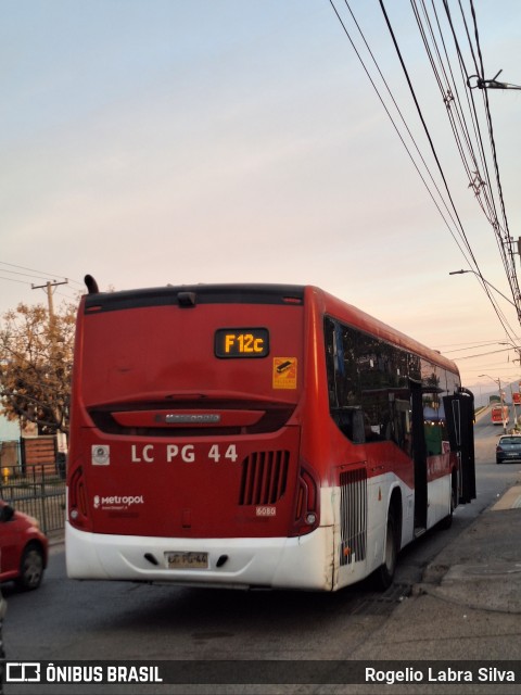 Buses Omega 6080 na cidade de Puente Alto, Cordillera, Metropolitana de Santiago, Chile, por Rogelio Labra Silva. Número da foto: #12404542.