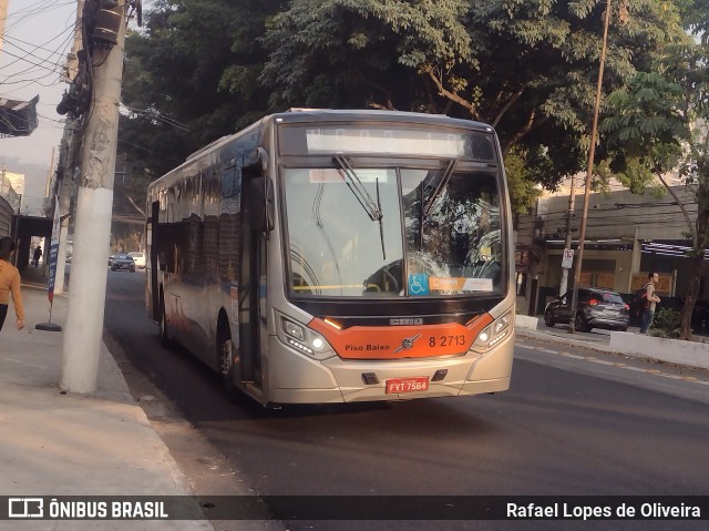 Viação Gato Preto 8 2713 na cidade de São Paulo, São Paulo, Brasil, por Rafael Lopes de Oliveira. Número da foto: #12404682.