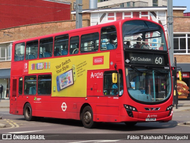 Arriva DW304 na cidade de Croydon, Greater London, Inglaterra, por Fábio Takahashi Tanniguchi. Número da foto: #12408162.
