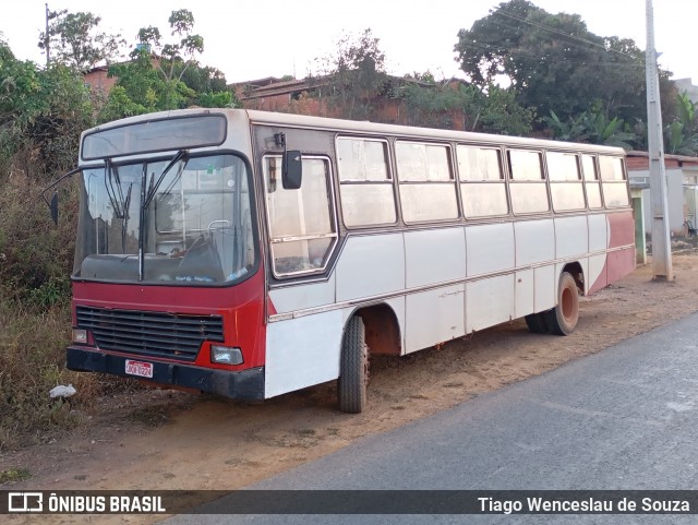 Ônibus Particulares 0224 na cidade de Carbonita, Minas Gerais, Brasil, por Tiago Wenceslau de Souza. Número da foto: #12408294.