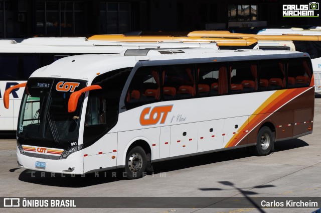 COT - Companhia Oriental de Transportes 951 na cidade de Montevideo, Montevideo, Uruguai, por Carlos Kircheim. Número da foto: #12407711.