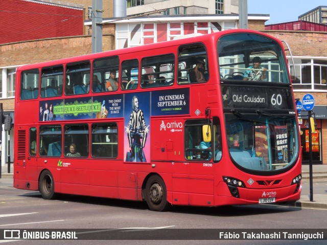 Arriva DW310 na cidade de Croydon, Greater London, Inglaterra, por Fábio Takahashi Tanniguchi. Número da foto: #12408174.