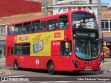 Arriva DW304 na cidade de Croydon, Greater London, Inglaterra, por Fábio Takahashi Tanniguchi. Número da foto: #12408162.