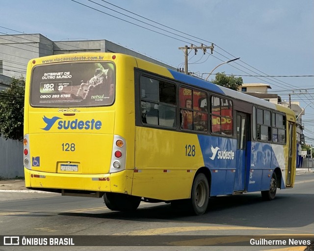Viação Sudeste 128 na cidade de Marataízes, Espírito Santo, Brasil, por Guilherme Neves. Número da foto: #12411192.