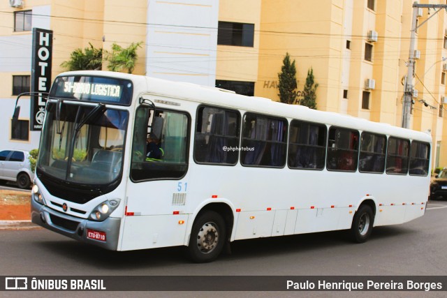 Ônibus Particulares 51 na cidade de Uberaba, Minas Gerais, Brasil, por Paulo Henrique Pereira Borges. Número da foto: #12410530.
