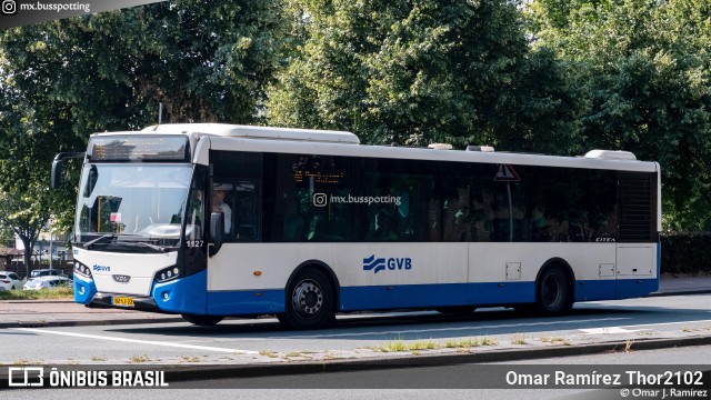 GVB - Gemeentelijk Vervoerbedrijf 1127 na cidade de Amsterdam, North Holland, Países Baixos, por Omar Ramírez Thor2102. Número da foto: #12419126.