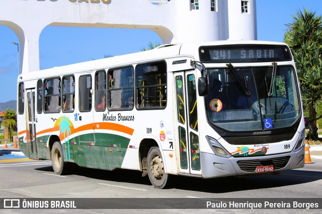 Viação Montes Brancos 109 na cidade de Arraial do Cabo, Rio de Janeiro, Brasil, por Paulo Henrique Pereira Borges. Número da foto: #12429284.