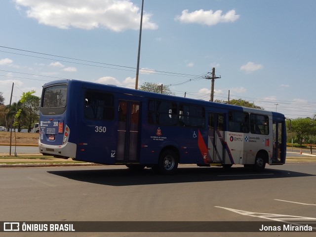 Transportadora Salamanca 350 na cidade de Holambra, São Paulo, Brasil, por Jonas Miranda. Número da foto: #12428329.
