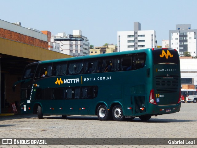 Viação Motta 19010 na cidade de Divinópolis, Minas Gerais, Brasil, por Gabriel Leal. Número da foto: #12431088.