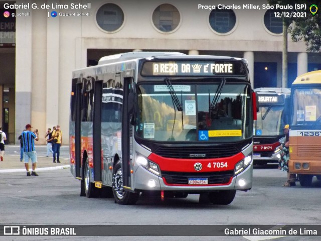 Pêssego Transportes 4 7054 na cidade de São Paulo, São Paulo, Brasil, por Gabriel Giacomin de Lima. Número da foto: #12434332.