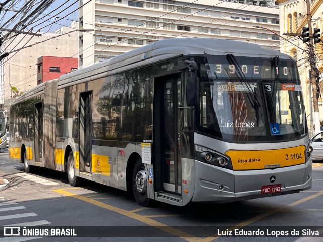 Viação Metrópole Paulista - Zona Leste 3 1104 na cidade de São Paulo, São Paulo, Brasil, por Luiz Eduardo Lopes da Silva. Número da foto: #12445873.