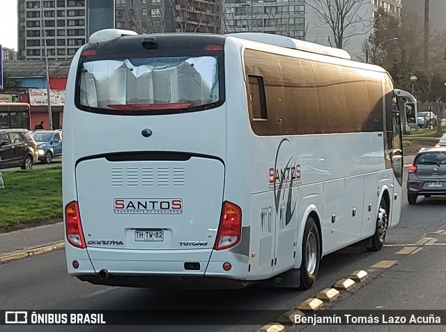 Santos Transportes de Pasajeros THTW82 na cidade de Estación Central, Santiago, Metropolitana de Santiago, Chile, por Benjamín Tomás Lazo Acuña. Número da foto: #12383812.