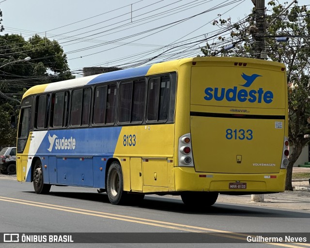 Viação Sudeste 8133 na cidade de Marataízes, Espírito Santo, Brasil, por Guilherme Neves. Número da foto: #12393096.